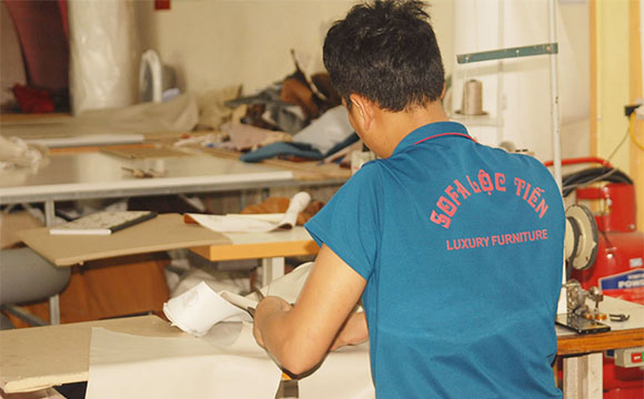 khu vực cắt may tại xưởng sản xuất sofa Lộc Tiến