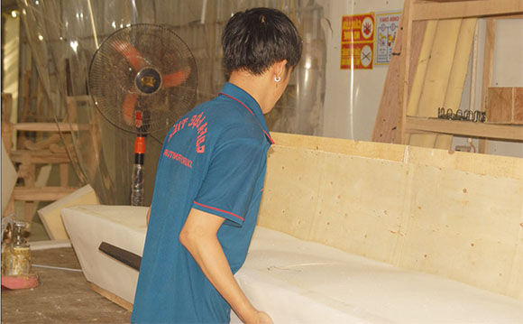 bộ phận dán bông mút, tạo kiểu dáng cho sản phẩm tại xưởng sản xuất sofa Lộc Tiến