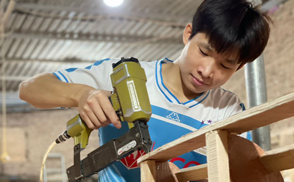 Khu vực dựng khung ghế sofa tại xưởng sản xuất sofa Lộc Tiến