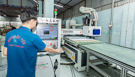 ảnh sử dụng máy công nghiệp tại xưởng sản xuất bàn ghế sofa Lộc Tiến